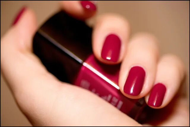 Youtube vernis. Лак pirate chanel. Маникюр триколор. Нанесение лака на ногти. Youtube vernis.