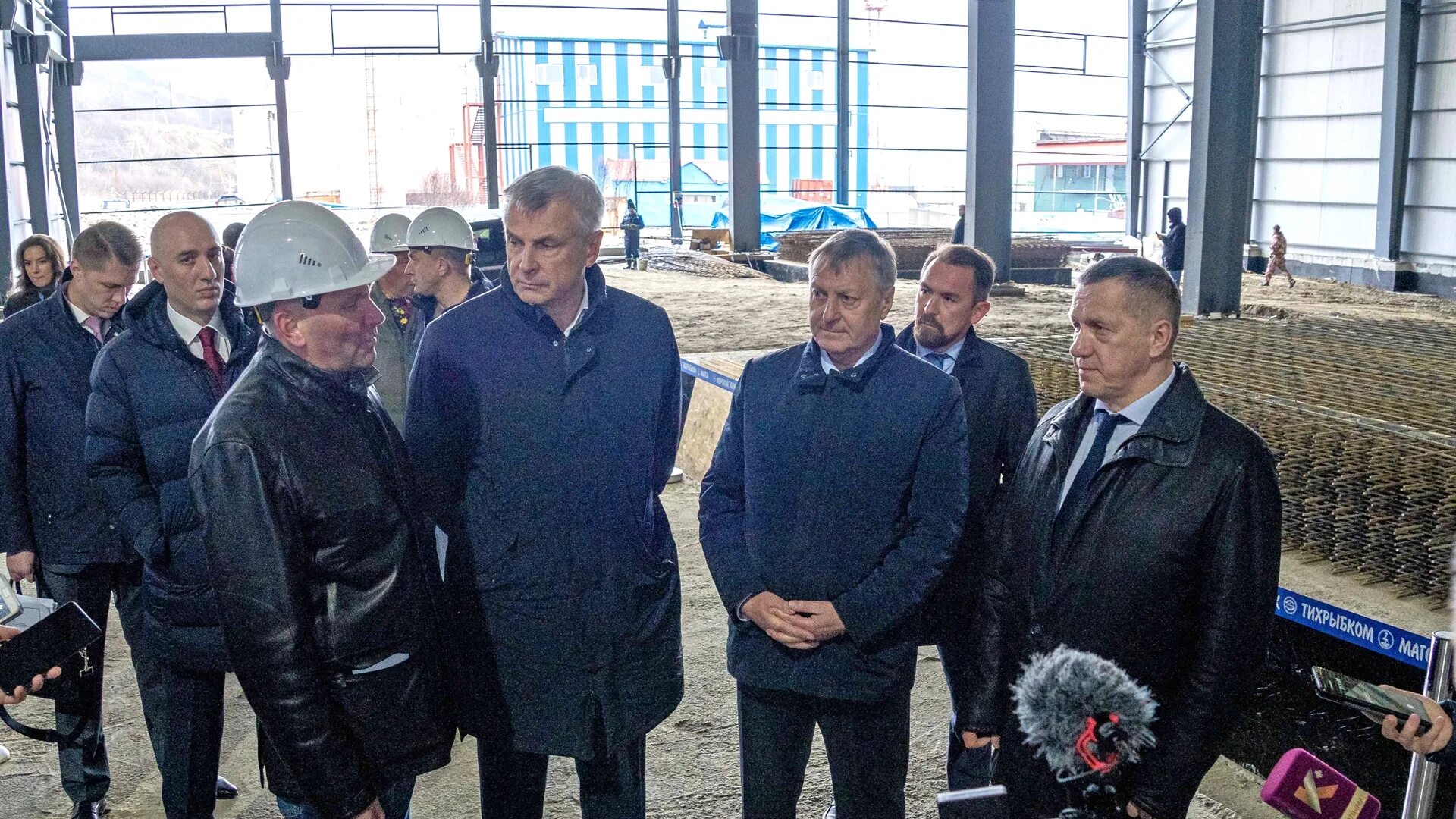 Поселок омчак полюс. Магадан производство. Горно обогатительный комбинат магадан. Магадан производство. Рыбий жир производство.