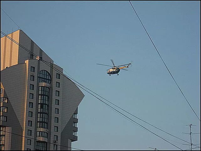 Почему над минском летают вертолеты. Вертолет над городом. Вертолет над домом. Вертолёт низко пролетел. Вертолеты которые летают низко военные.