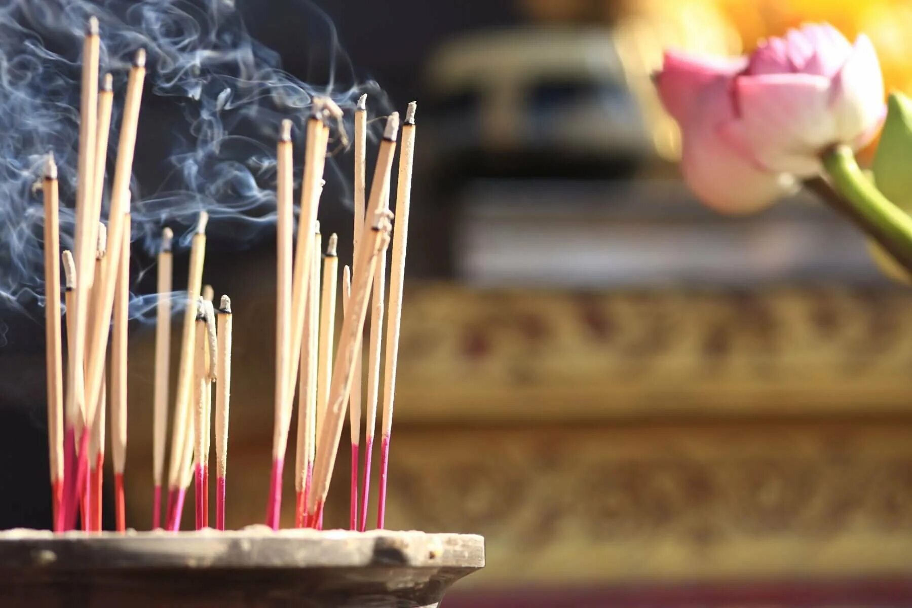 Аромапалочки индийские благовония. Incense индийские палочки. Ароматические палочки Phimchanok. Аромапалочки дым Индии. Аромопалочки