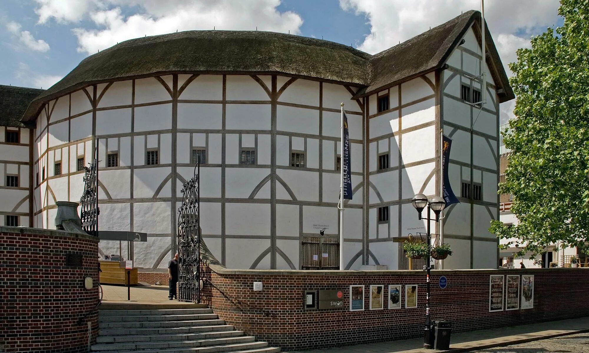 Уильям Шекспир театр Глобус. Театр Глобус в Лондоне. Шекспировский театр Глобус в Лондоне. Театр Глобус Шекспира 1599.