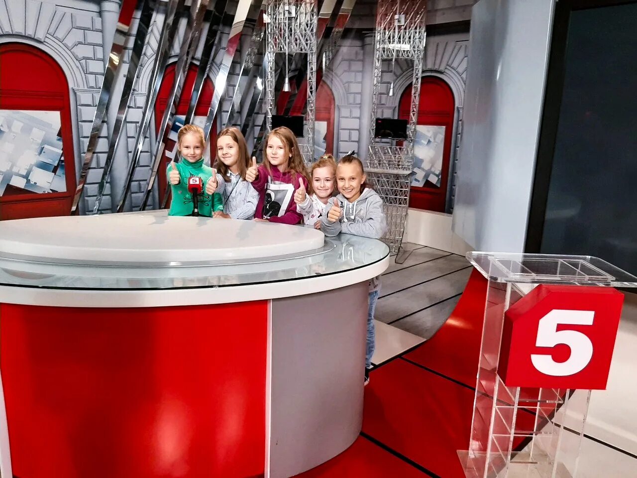 Перейти на 5 канал. Экскурсия на 5 канал спб для школьников. телестудия 5 канал. телестудия 5 канал спб. телецентр 5 канал спб экскурсия.