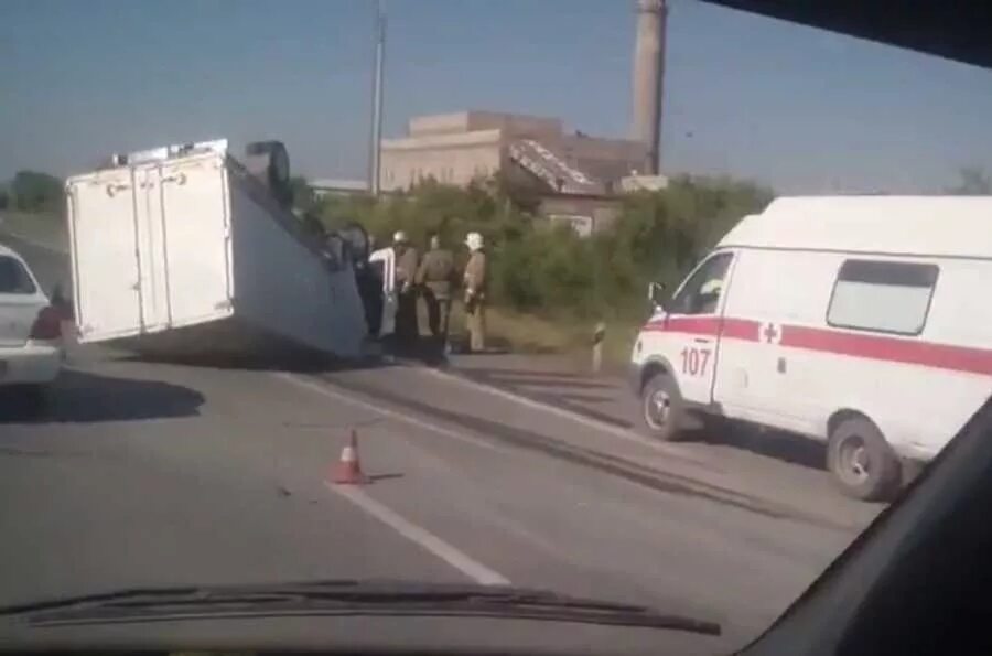 Фото грузовиков. Перевернулась буровая машина. Перевернутая газель бизнес. Перевернулась газель сегодня. Перевернулась грузовая газель.