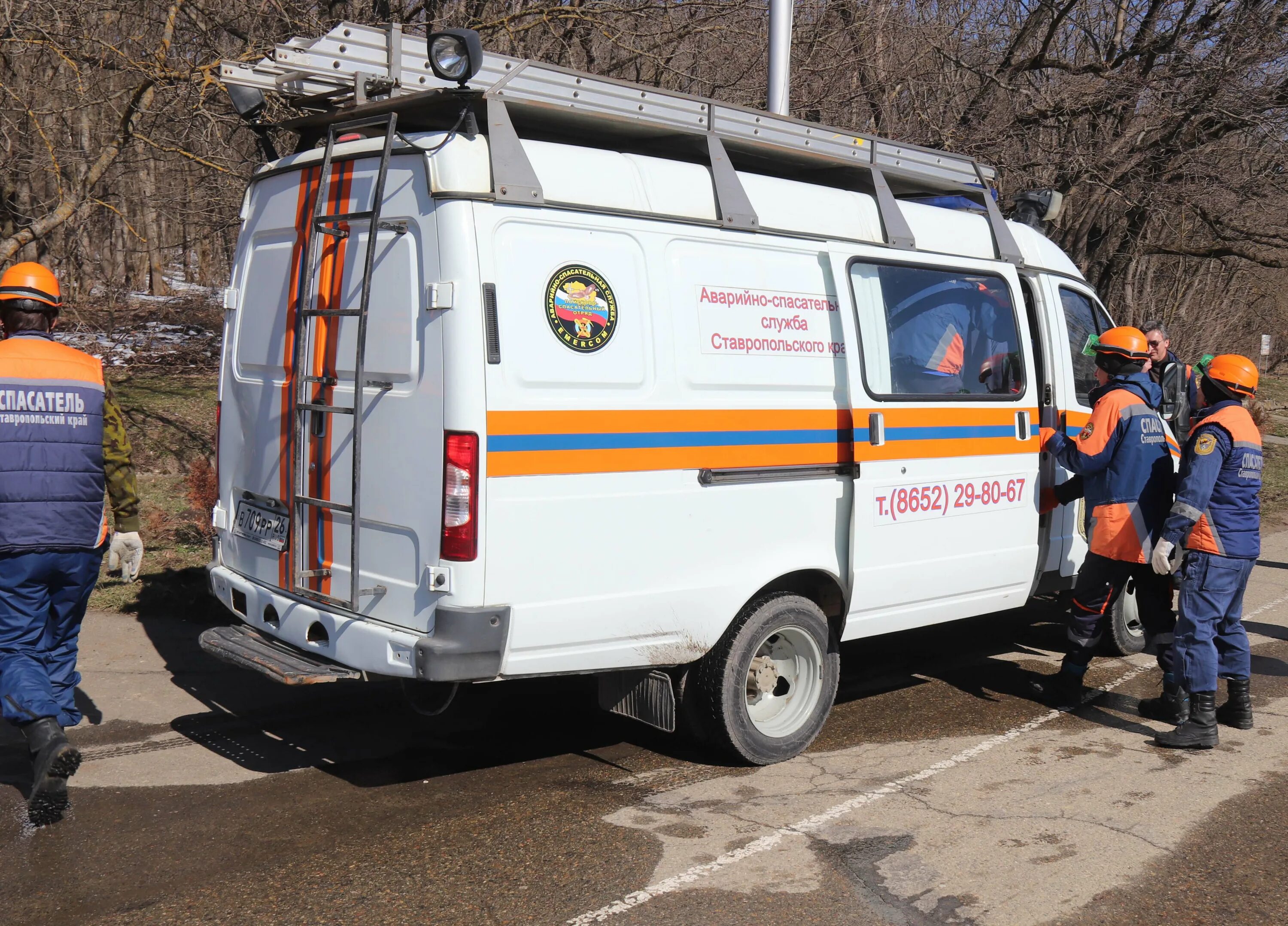 Аварийно спасательная служба телефон. Аварийно-спасательная служба Ставрополь. Спасательные службы. Спасатели профессиональных аварийно-спасательных служб. Автомобиль аварийно спасательной службы.