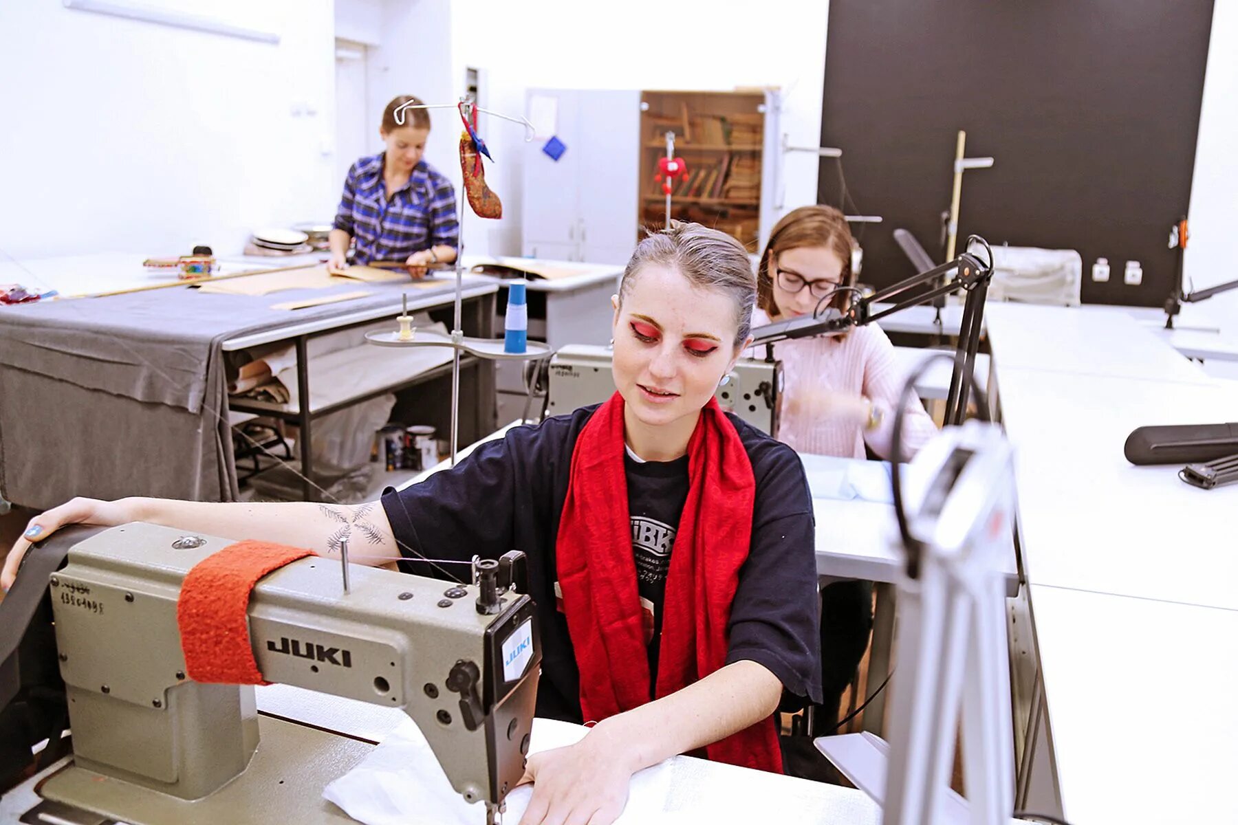 Коворкинг калибр годовикова 9. Швейные мастерские. Помещение для коворкинга. Современный коворкинг. Швейная мастерская.