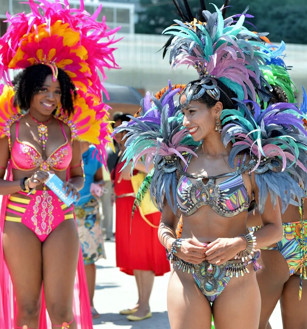 Карнавал в розовом купальнике. Рост вали карнавал. Карнавал горячие. Бьянка бразилия танцовщица. Фулл карнавал.