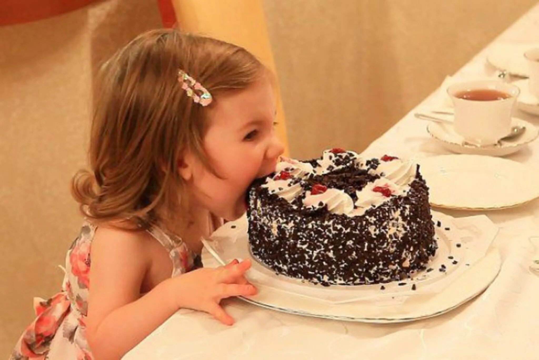 Ем и не могу остановиться. Торт девочка. Девочка ест торт. Мемы про торт. Сладости для детей.