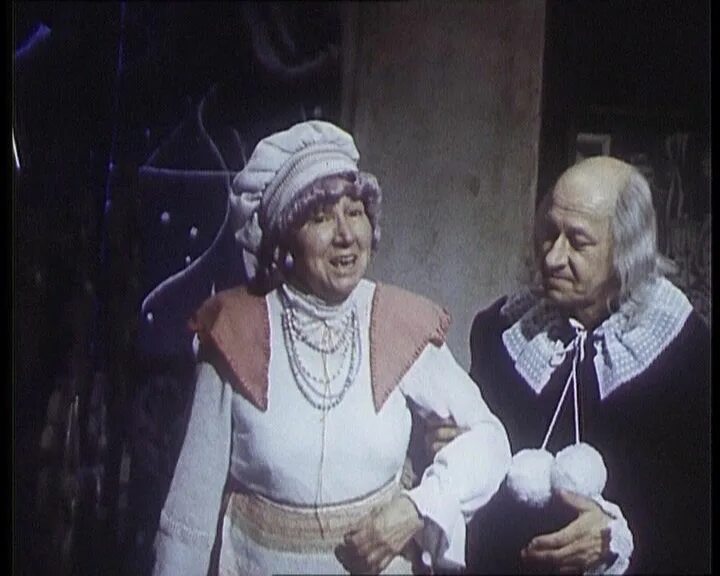 Колыбельная звездочета из красной шапочки. Про красную шапочку фильм 1977 звездочет. Красная шапочка дом звездочета кадр из фильма. Евгений евстигнеев звездочет. Про красную шапочку звездочет.