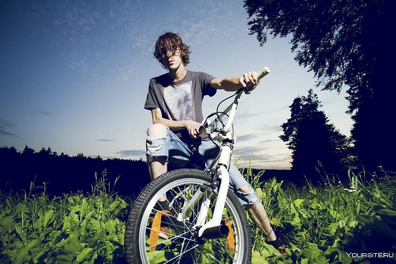 Мальчик сидит на велосипеде. Подросток на велосипеде. Велосипеды. Мальчик на велосипеде. Велосипед байкер.