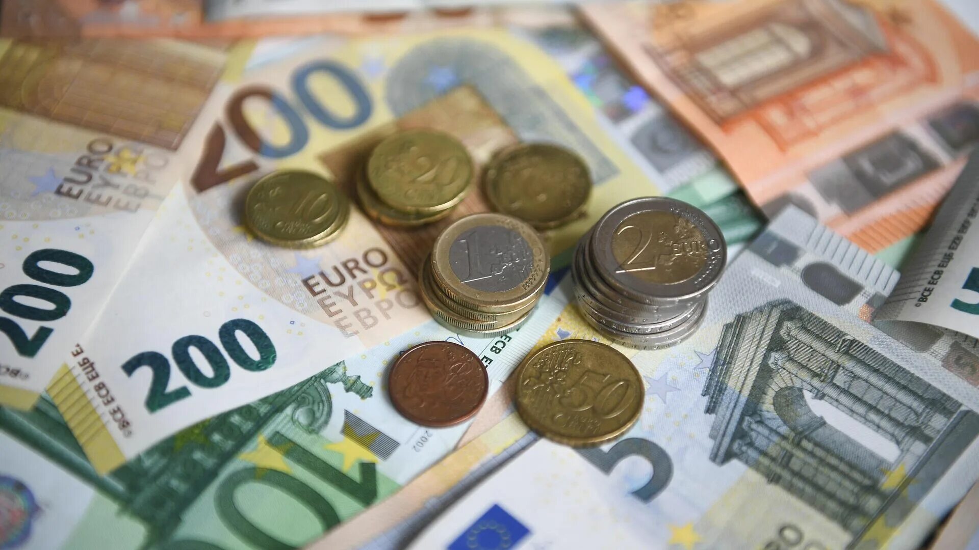Евро. Доллар и евро. Наличные деньги. Евро фото.