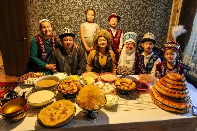 Что едят разные народы. Гостеприимство казахов. Гостеприимство кыргызов. Гостеприимство казахского народа. Застолье казахов.