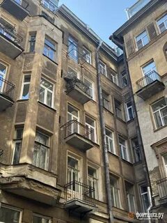 Дом с одним балконом в петербурге