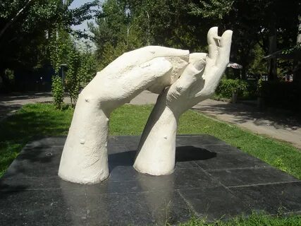 Памятник рука
