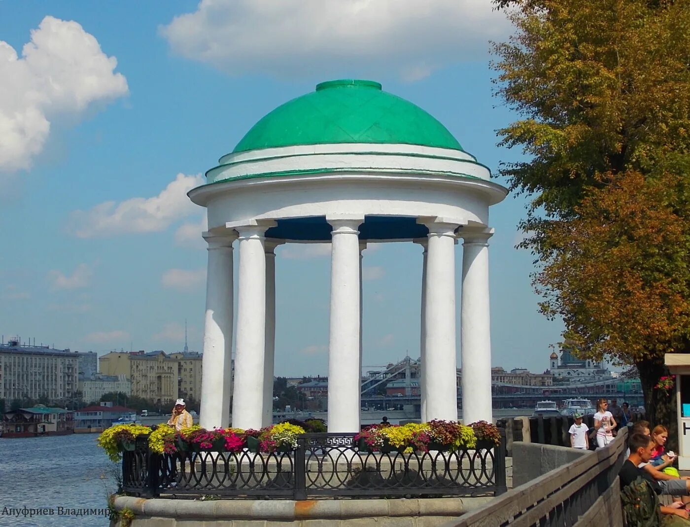 Смотровая площадка ижевск. Ротонда парк горького москва. беседка ротонда парк горького. ротонда в парке горького ижевск. ротонда волгоград.