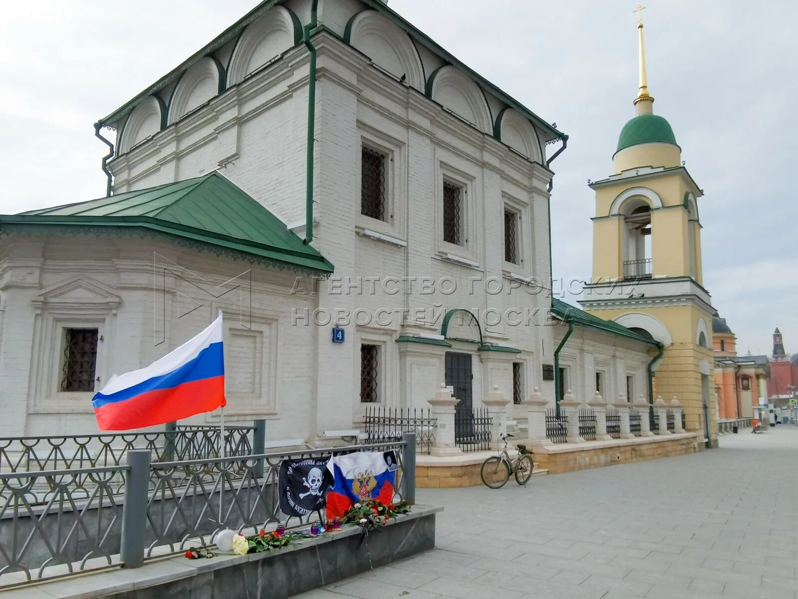 Старый английский двор улица варварка. Варварка в москве. Мемориал на варварке в москве. Мемориал на варварке в москве. Мемориал на варварке в москве.