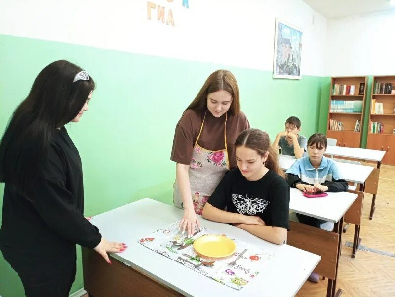 Спорт школа р. Моу сош 4 барышский район. Школы в поддержку солдат. Школьный класс с учениками ф. Школа р п советское.