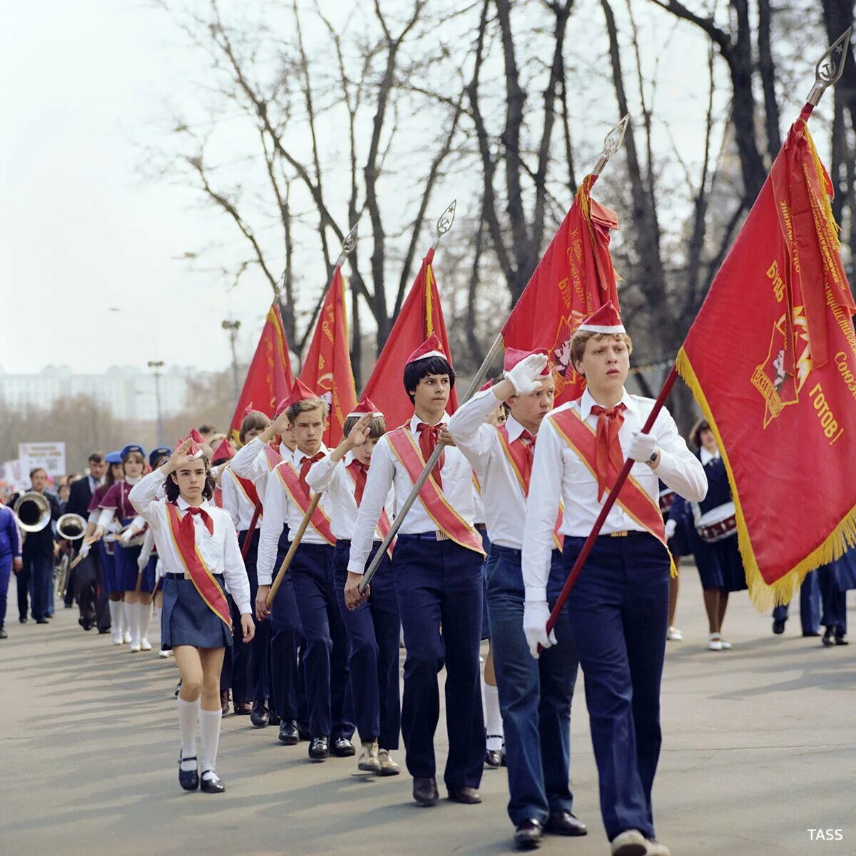 Пионеры там идут