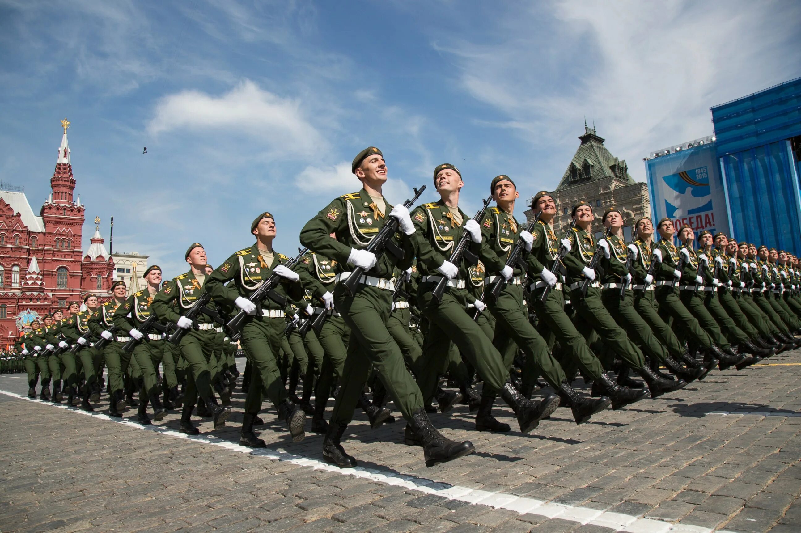 Нужны защитники страны. Армия России. Российский солдат на параде. Солдаты на параде. Вооруженные силы России.