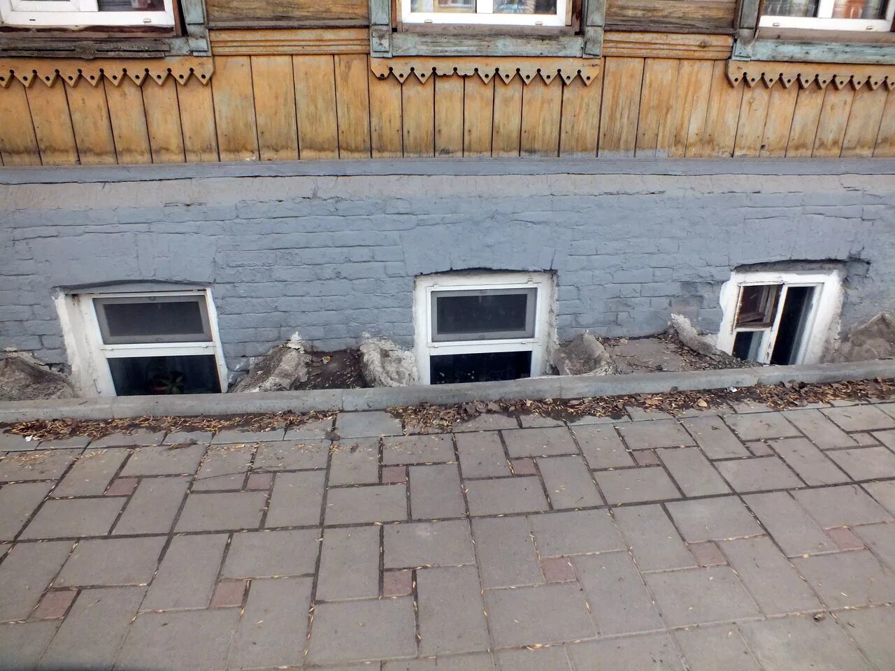У окна. Старые дома с окнами под землей. Окна у всех земель. Закопанные здания москвы. Окна старинных домов уходящие в землю.