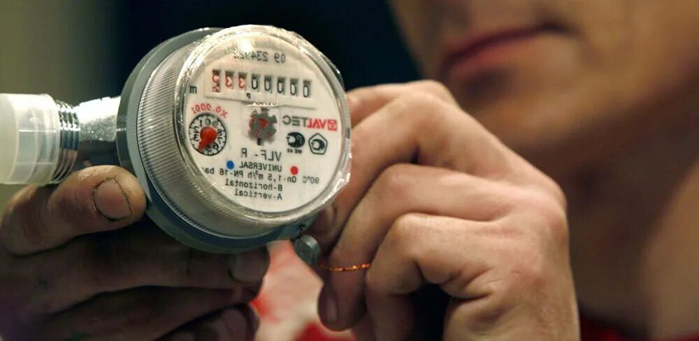 Сантехник поверка водосчетчиков. Аппарат для поверки счетчиков. Поверка счетчиков воды. Срок поверки счетчика холодной воды. Прибор для метрологическая поверка счетчика воды.