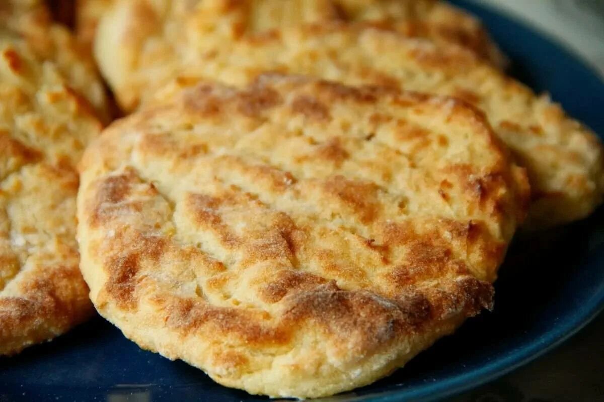 Лепешка с сыром и пюре на сковороде. Картофельные лепешки. картофельные лепёшки на сковороде. лепешки из картошки. финские картофельные лепешки.