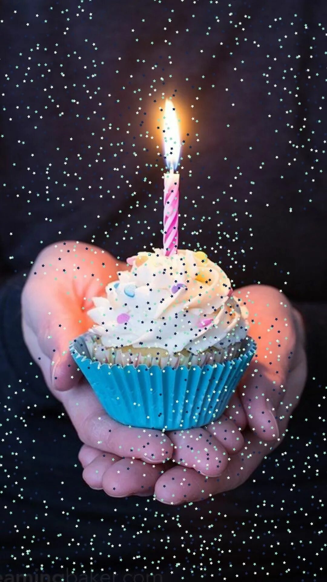 Пироженка со свечкой. Пироженка со свечкой. Праздничный торт со свечами. Пирожное со свечкой. Пирожное со свечкой.