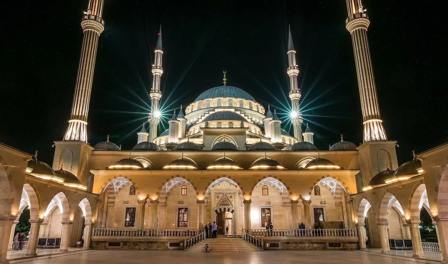 Мечеть сердце Чечни в Грозном. Мечеть Ахмата Кадырова. Джума мечеть Грозный. Мечеть сердце Чечни имени Ахмата Кадырова город Грозный. Ураза в грозном