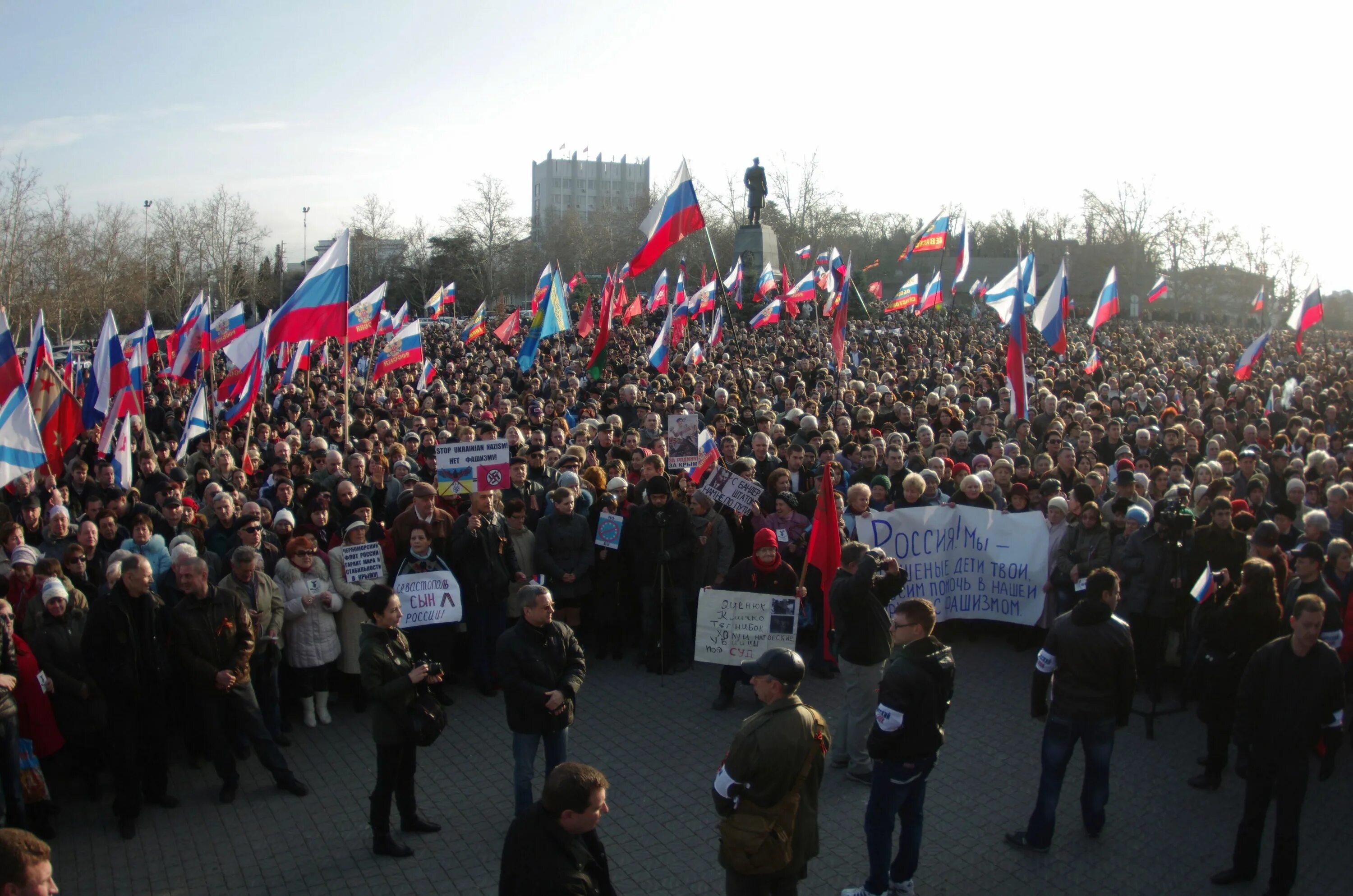 Демонстрация крым. Крым 2014 митинг в Севастополе. Митинг 23 февраля 2014 года в Севастополе. Митинги в Крыму 2014. Акции протеста в Крыму 23 февраля 2014.