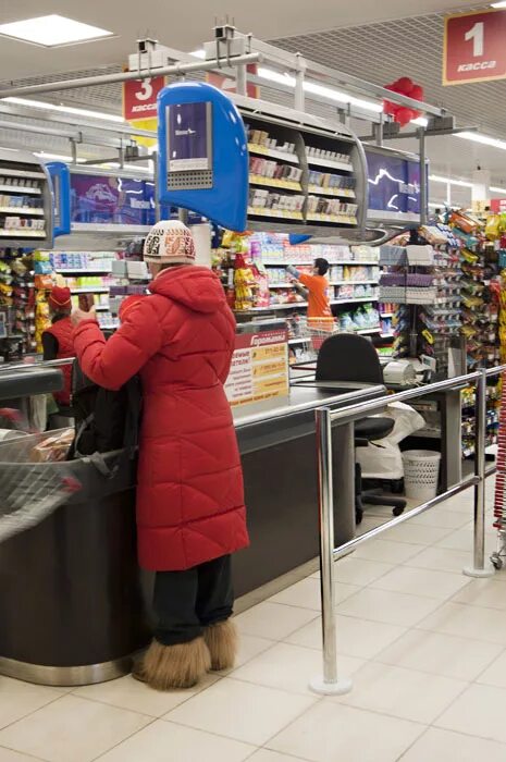 Кассовая зона в магазине. Предкассовая зона в магазине. Кассовая зона в магазине. Taste of russia. Прикассовая зона в магазине одежды.