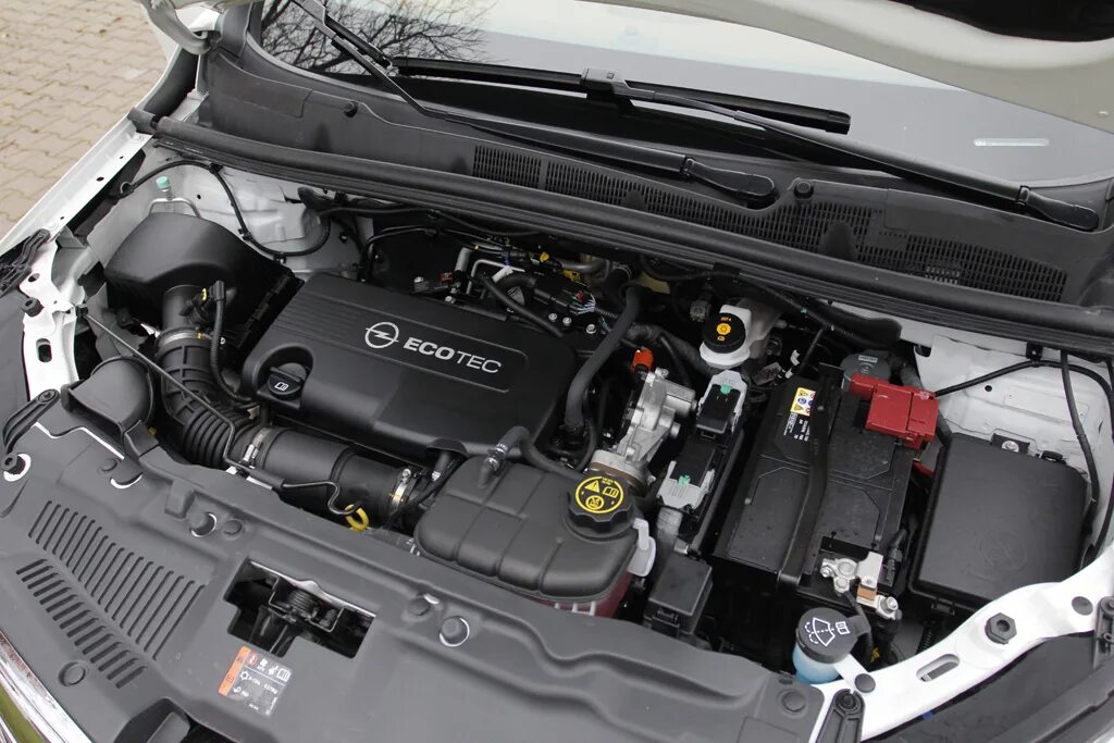 Какой двигатель опель мокка. Opel Mokka двигатель 1.8. Моторный отсек Опель Мокка 1.8. Опель Мокка 1.4 подкапотное. Opel Mokka 2014 1.4 аккумулятор.