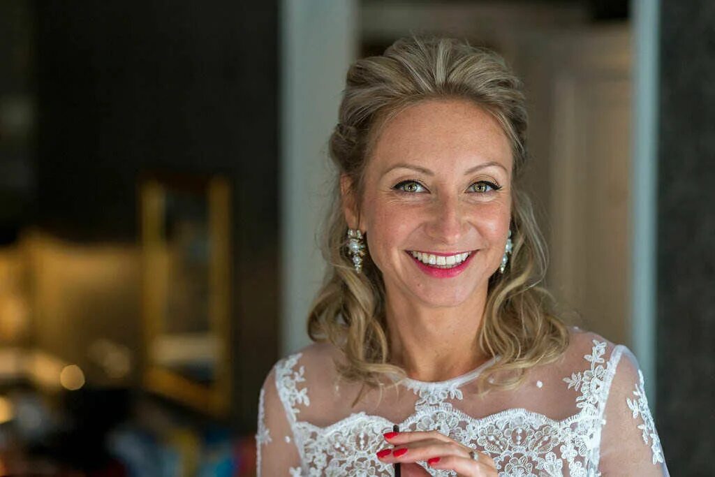 Старые жених и невеста. Замуж за сорок. Замуж в 40 лет. Свадьба взрослых людей. Счастливые мужчина и женщина.