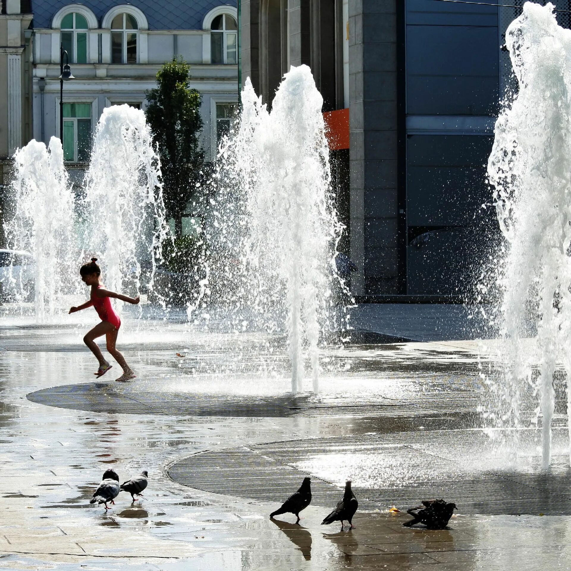 Тбилиси сухой фонтан. Дети фонтан жара. Купание в фонтане. Жара дети купаются в фонтане. Жара купаться