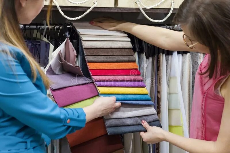 Материалы для пошива одежды. Магазин тканей. Обслуживание покупателей ткани. Продавец тканей. Продавец текстиля.