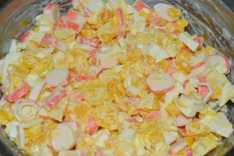Салат с апельсином и крабовыми палочками и кукурузой. Кукурузные палочки с апельсином. Салат с апельсином и крабовыми палочками. Салат крабовые палочки с кукурузой апельсином. Салат с апельсином и крабовыми палочками и кукурузой.
