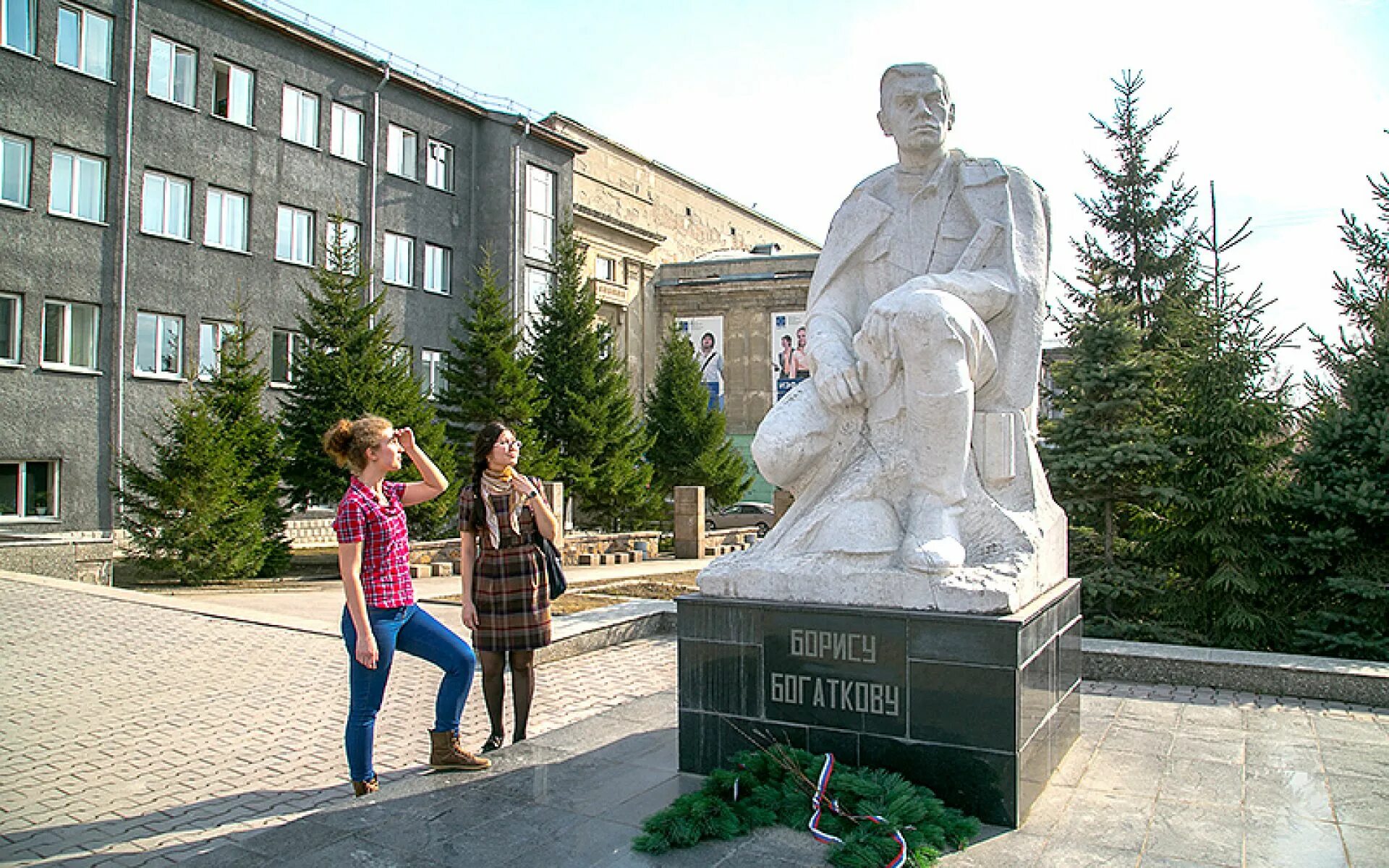 Памятник борису богаткову в новосибирске. Памятник борису богаткову в новосибирске. Памятник бориса богаткова. Памятник бориса богаткова. Памятник борису богаткову в новосибирске история.