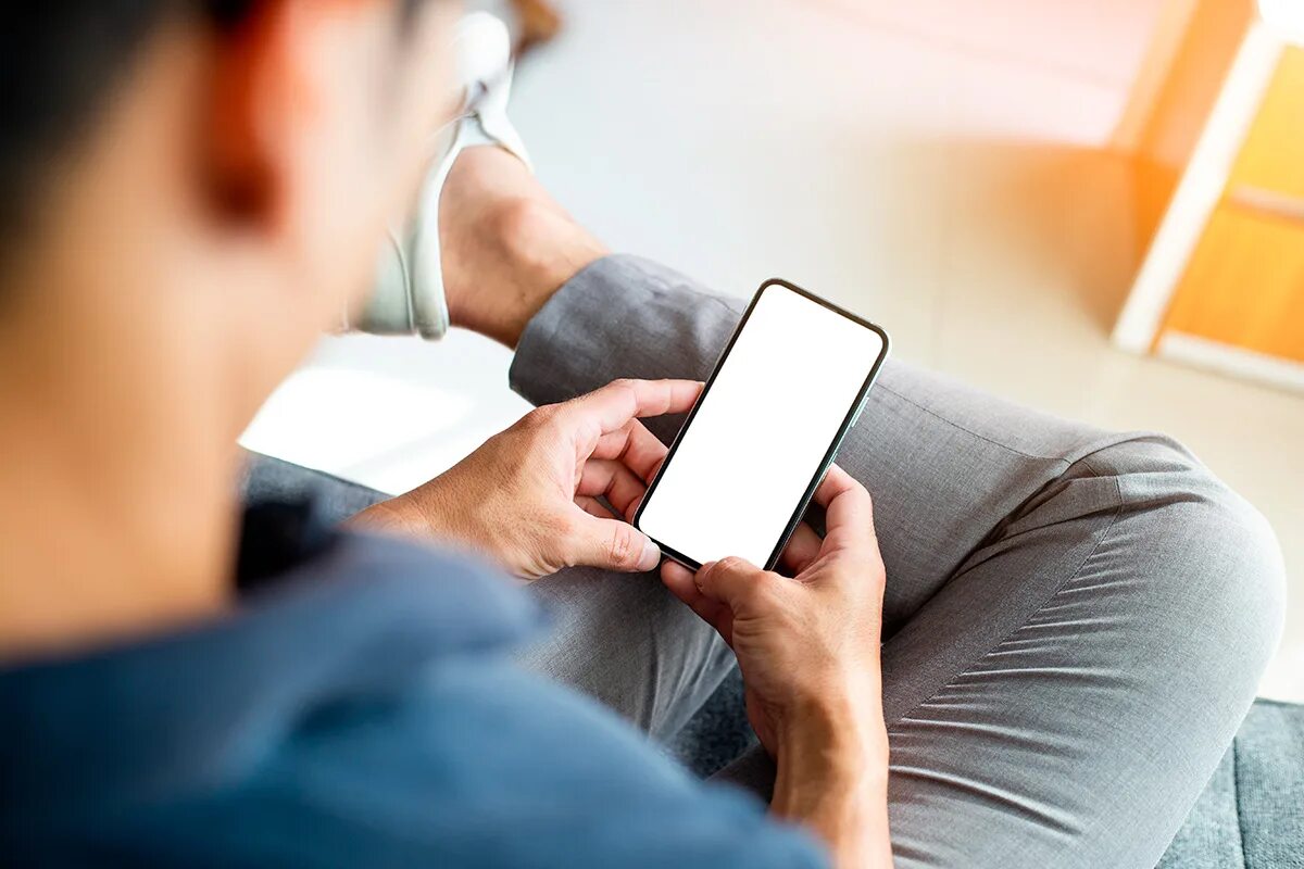 Сообщение со смартфона. Человек с телефоном в руке. рука держит смартфон. парень с телефоном в руке. мобильный цап для смартфона.