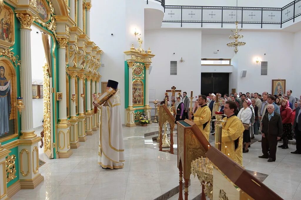 Храм всех святых просиявших в черемушках. Храм всех святых в земле российской просиявших в черемушках. алипичев виктор церковь москва. храм киево-печерских святых в черёмушках. виктор алипичев священник.