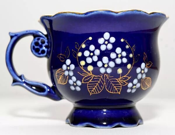 Музейный цех фарфора великий новгород. Подглазурная роспись кобальтом китай. Фарфор великий. Михайловский сервиз ифз фарфор. Кофейный набор гарднер белый с золотом.