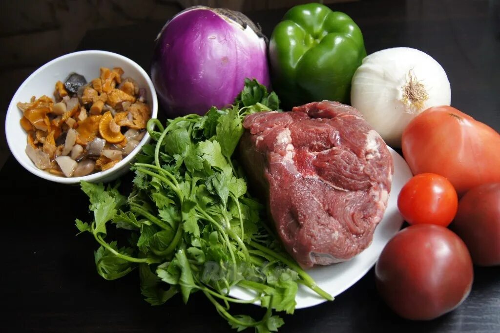 Мясо со овощами. Еда мясо и овощи. Мясо со свежими овощами. Мясо зелень овощи. Зелень к мясу.
