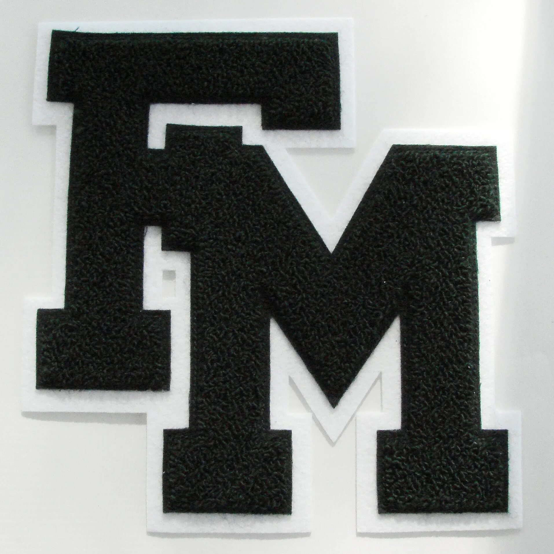 Буквы 7 м. Буква f. Аватарка с буквой м. Объемная буква f. Логотип из двух букв.