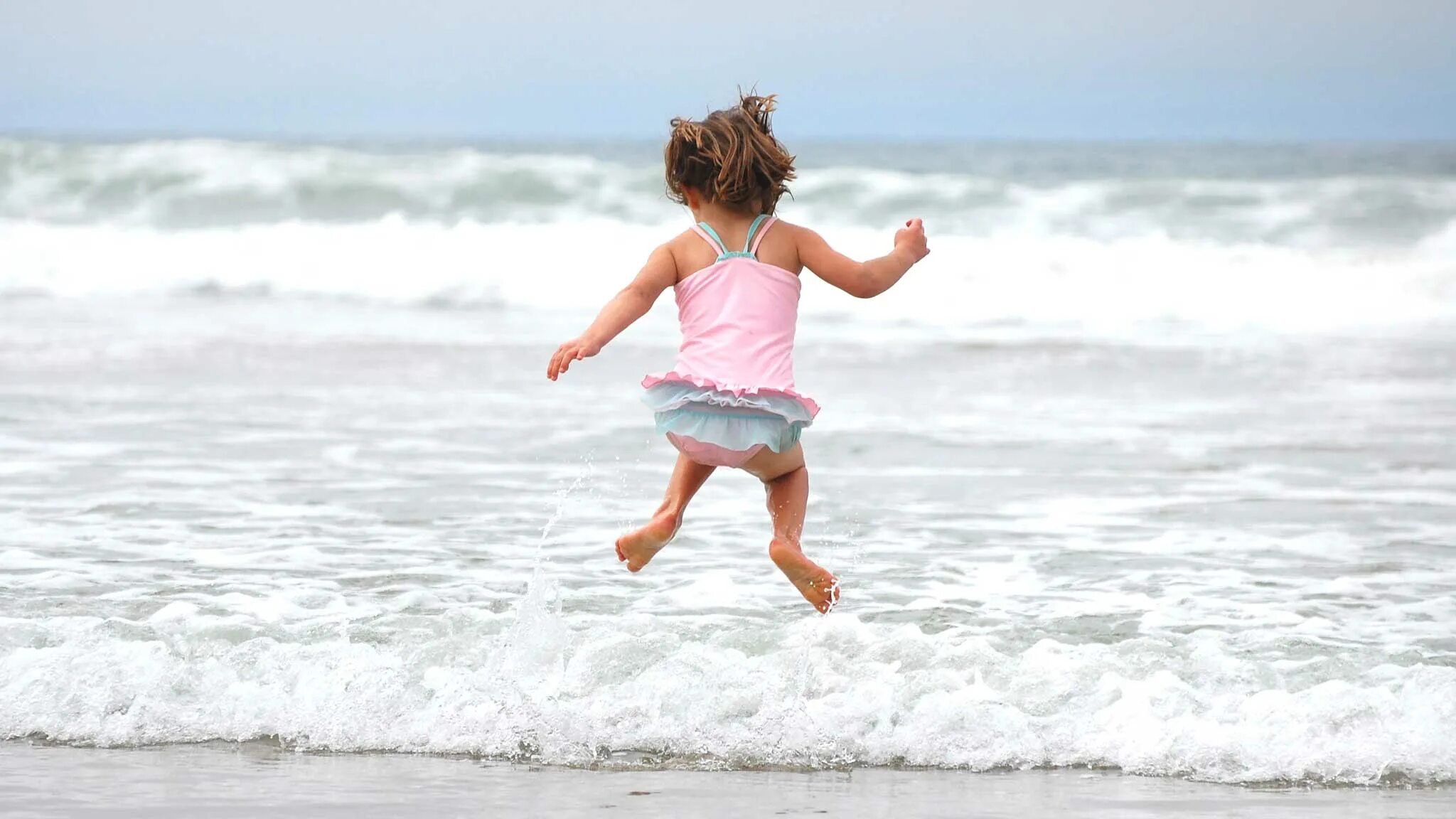 Море восторг. Дети на море. Маленькие дети на море. Девочка на море. Дети бегут в море.