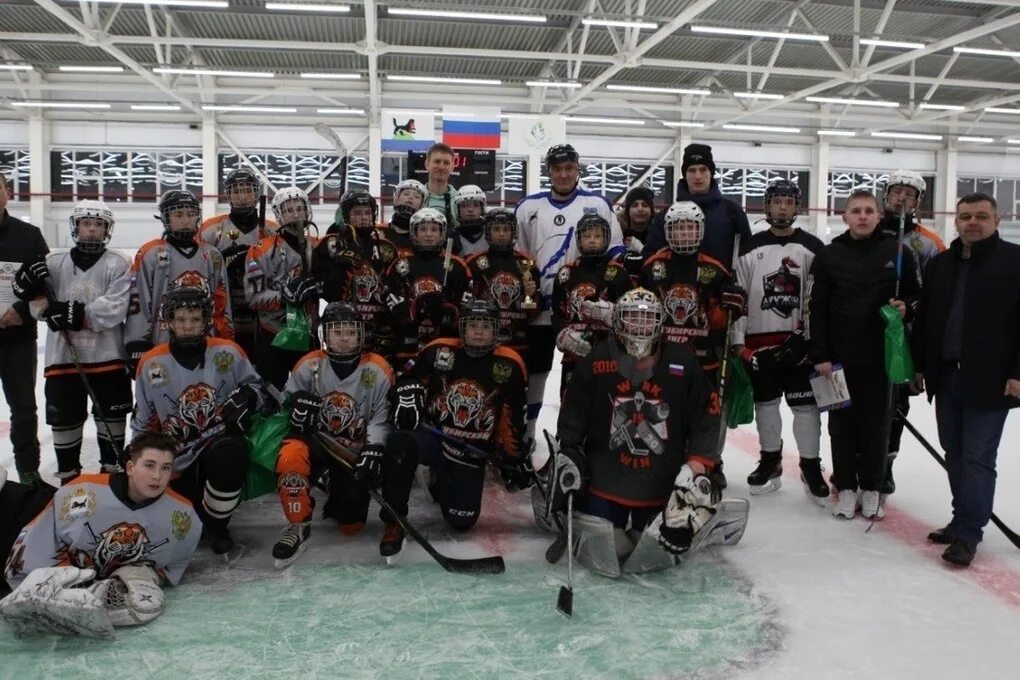 Хоккейная команда иркутск. Хк Сибирский тигр Иркутск. Шайба для хоккея. Хоккейная команда.