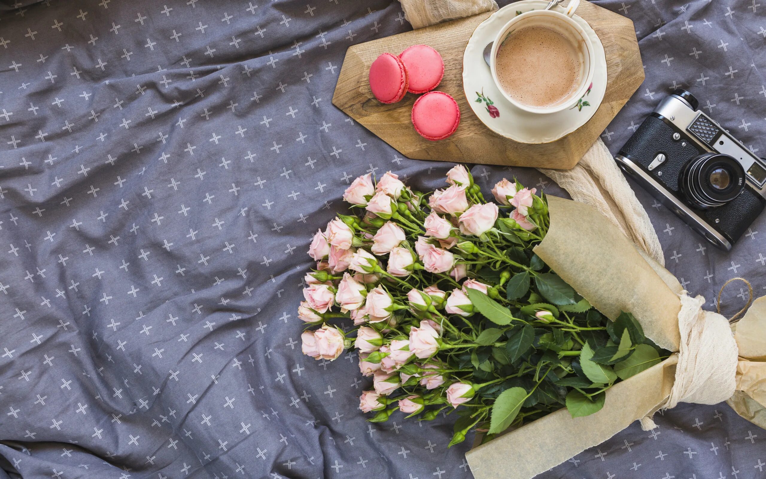 Букеты утро. Цветы в постель. Букет на постели. Букет розовых роз и кофе. Завтрак с цветами.