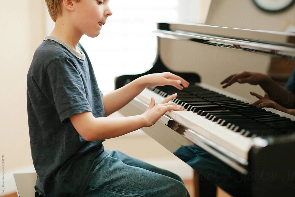 He plays the piano they. Дети играющие на пианино. Дети играющие на фортепиано. Мальчик фортепиано. Ребенок играет на пианино.