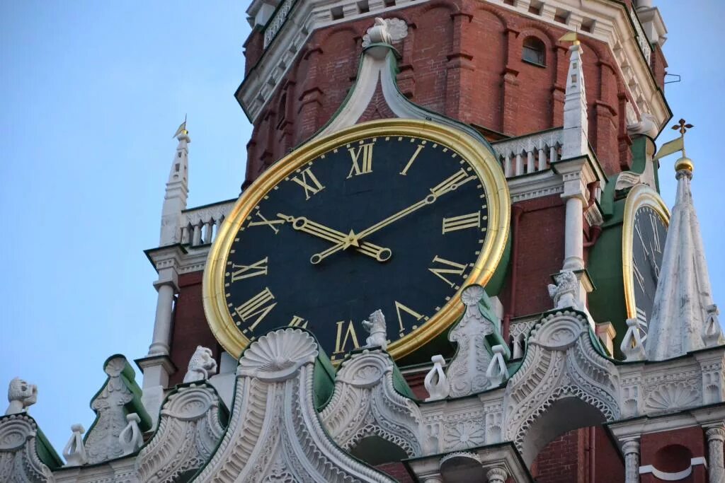 Башня 10 часов. Кремль москва башня с часами. часы на кремлевской башне. куранты на спасской башне 10 часов. часы москва кремль наручные.