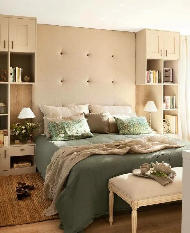 Кровать между шкафами. Прикроватные шкафы для спальни. Шкаф над кроватью. Уютная спальня. Маленькая спальня.