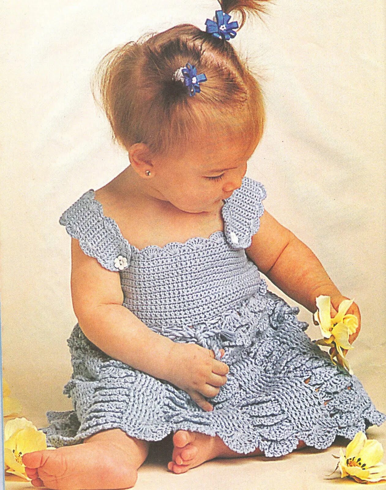 Платье спицами 6 месяцев. Вязаное платье для девочки. Детское вязаное платье. Детские вязаные платья. Вязаное платье для маленькой девочки.