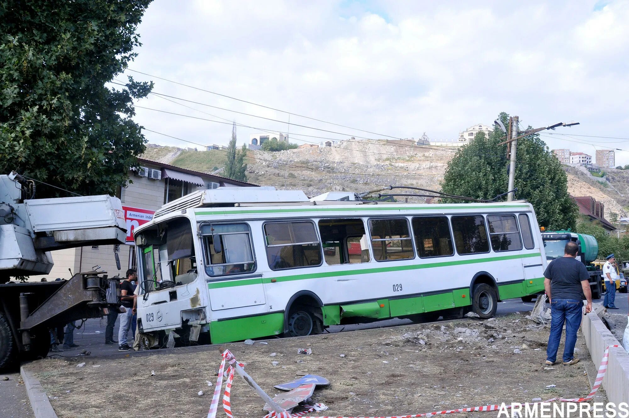 Троллейбус ереван 1976. Ереванский троллейбус. Авария Ереване троллейбус. Троллейбус в Ереване упал 1976.