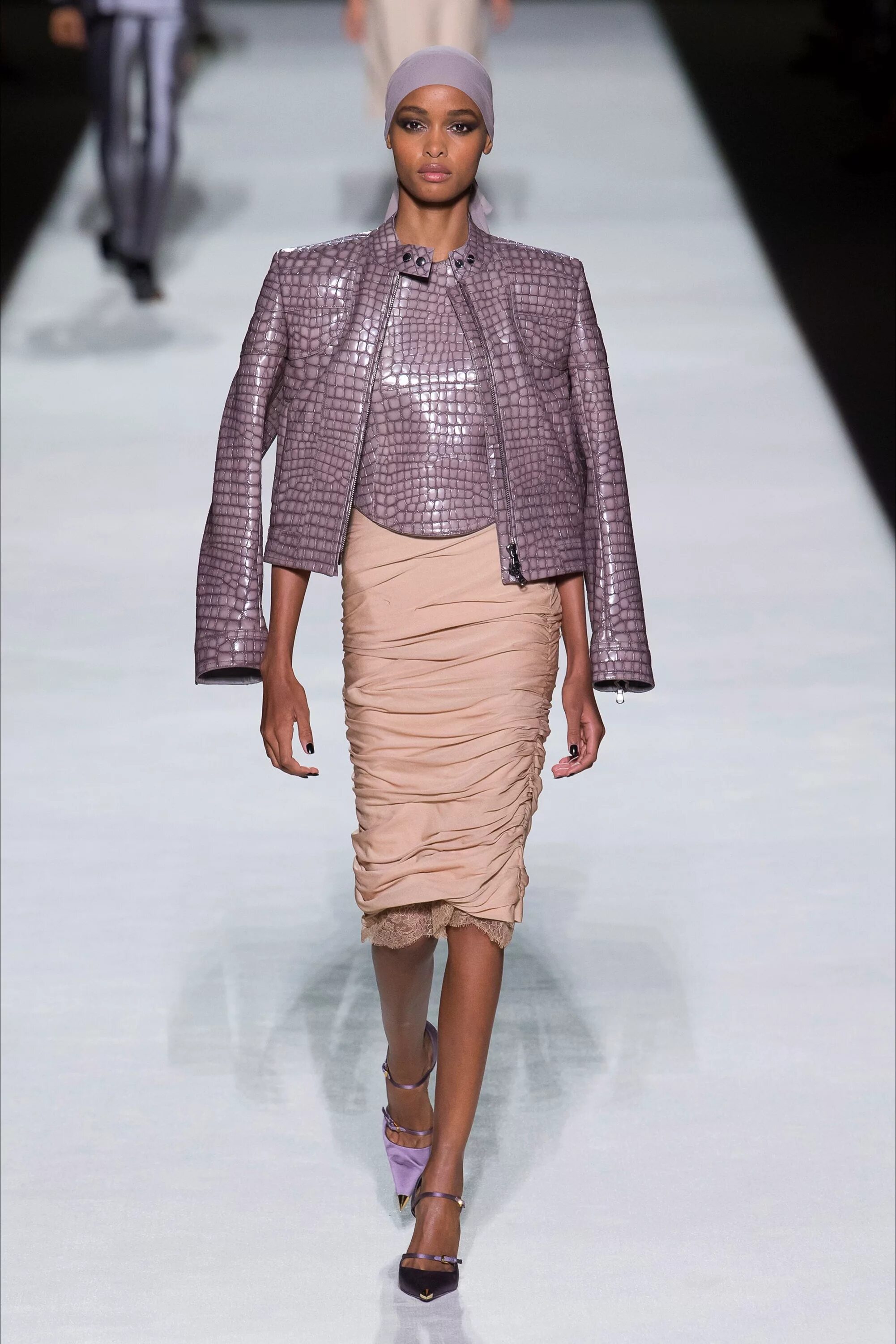 Том форд 2023. Платье tom ford. Tom ford коллекция подиум. Amaya мужская коллекция. Коллекция тем.