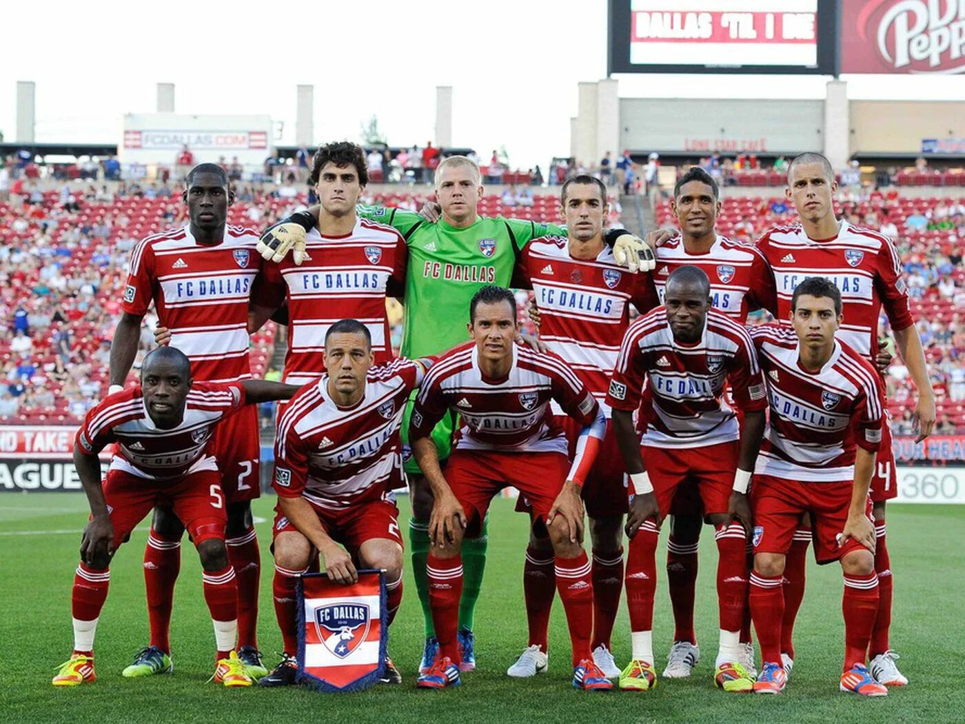 Fc dallas logo 3d. Даллас (футбольный клуб). Логотип фк даллас. Американские футбольные клубы. Фк даллас флаг.